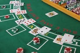 Dealer patihtoto menangani kartu dalam permainan Lightning Baccarat live casino